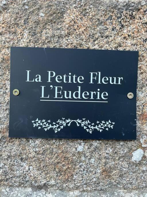 Le Petit Fleur - The Little Flower, Cosy Cottage Saint-Michel-de-Montjoie Zewnętrze zdjęcie